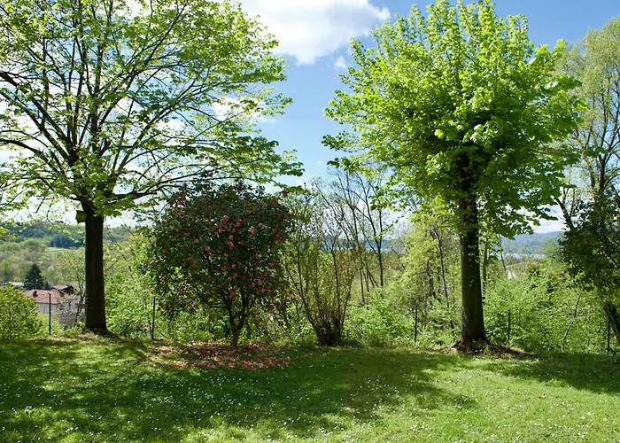 Ristrutturato Con Piccola Vista アパート Besozzo